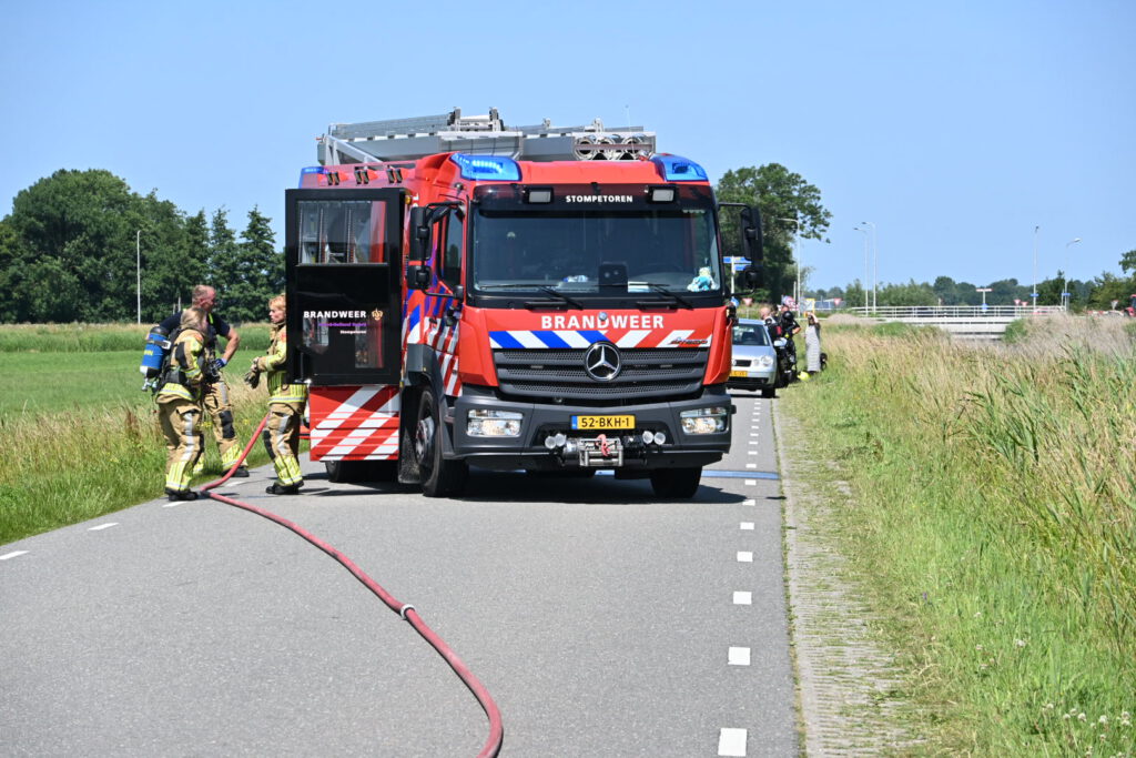Voertuig in brand aan de Zuidervaart in Stompetoren [FOTO'S]