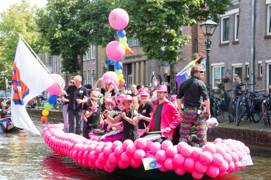 Zonnige grachtenparade Pride Alkmaar 2025