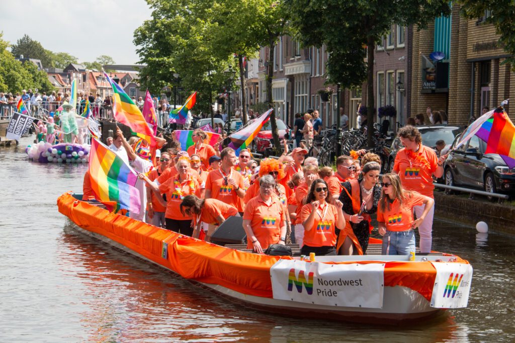 Zonnige grachtenparade Pride Alkmaar 2025