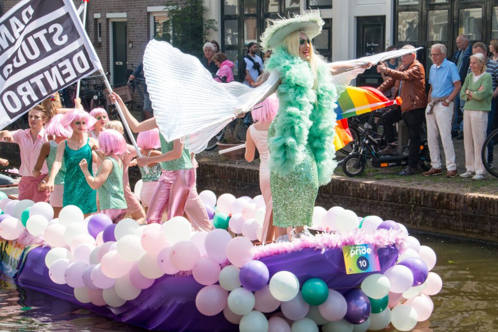 Zonnige grachtenparade Pride Alkmaar 2025