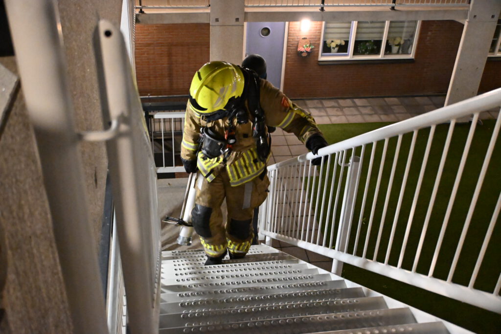 Brand in woning van appartementencomplex in Heerhugowaard, vermoedelijk aangestoken (FOTO'S)