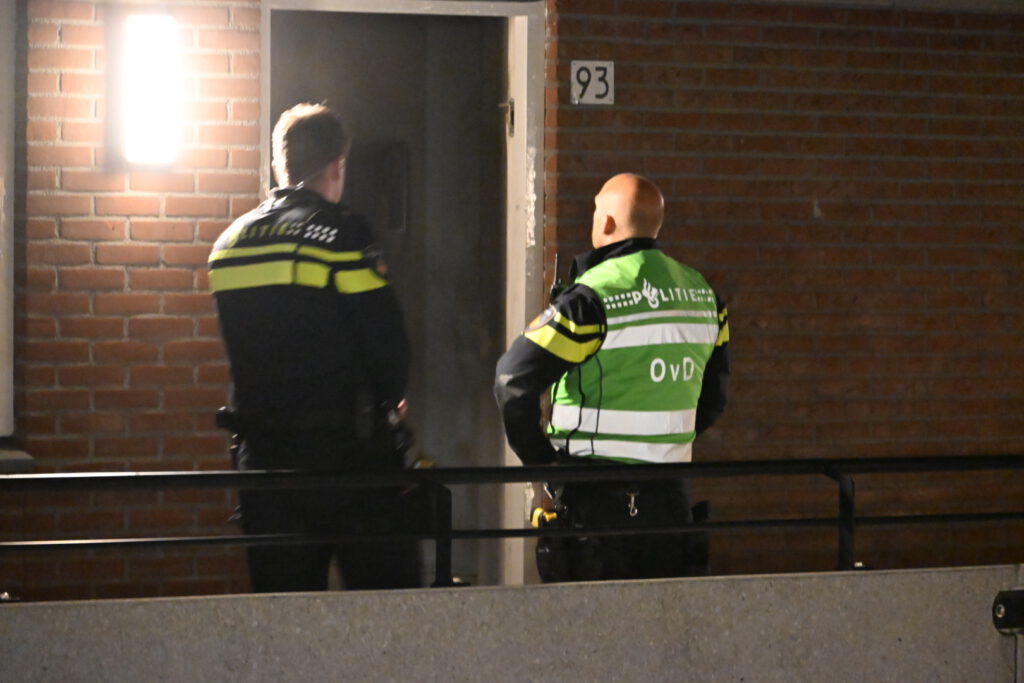 Brand in woning van appartementencomplex in Heerhugowaard, vermoedelijk aangestoken (FOTO'S)