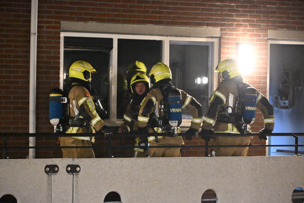 Brand in woning van appartementencomplex in Heerhugowaard, vermoedelijk aangestoken (FOTO'S)
