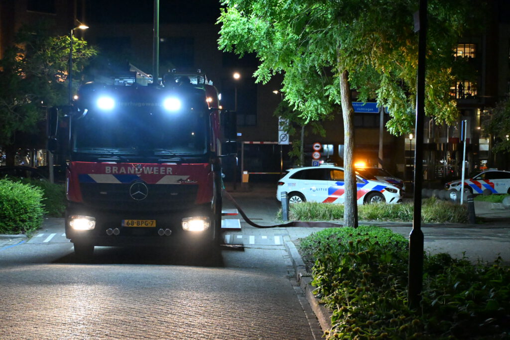 Brand in woning van appartementencomplex in Heerhugowaard, vermoedelijk aangestoken (FOTO'S)