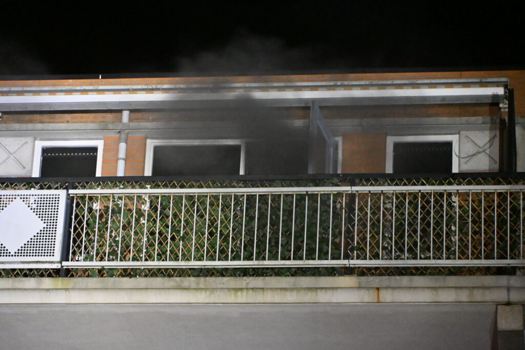 Brand in woning van appartementencomplex in Heerhugowaard, vermoedelijk aangestoken (FOTO'S)