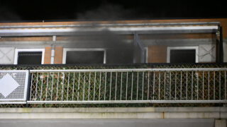 Brand in woning van appartementencomplex in Heerhugowaard, vermoedelijk aangestoken (FOTO'S)