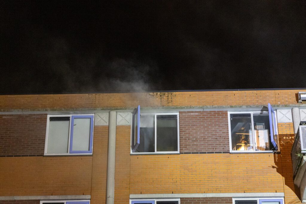 Brand in woning van appartementencomplex in Heerhugowaard, vermoedelijk aangestoken (FOTO'S)