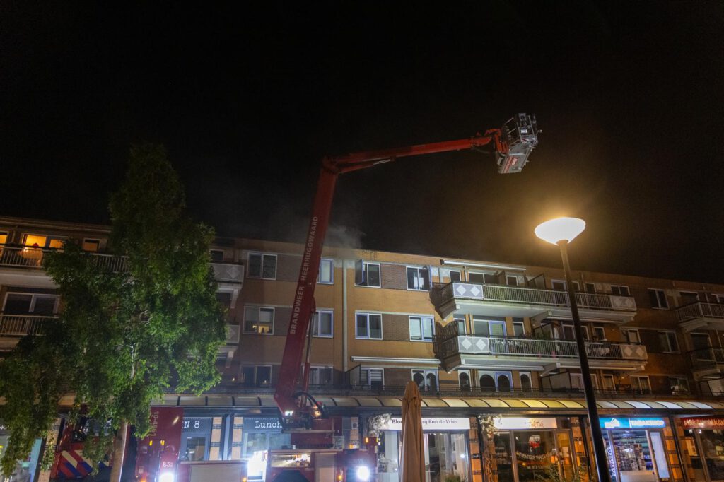 Brand in woning van appartementencomplex in Heerhugowaard, vermoedelijk aangestoken (FOTO'S)