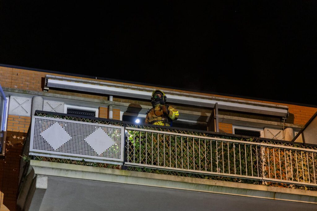 Brand in woning van appartementencomplex in Heerhugowaard, vermoedelijk aangestoken (FOTO'S)