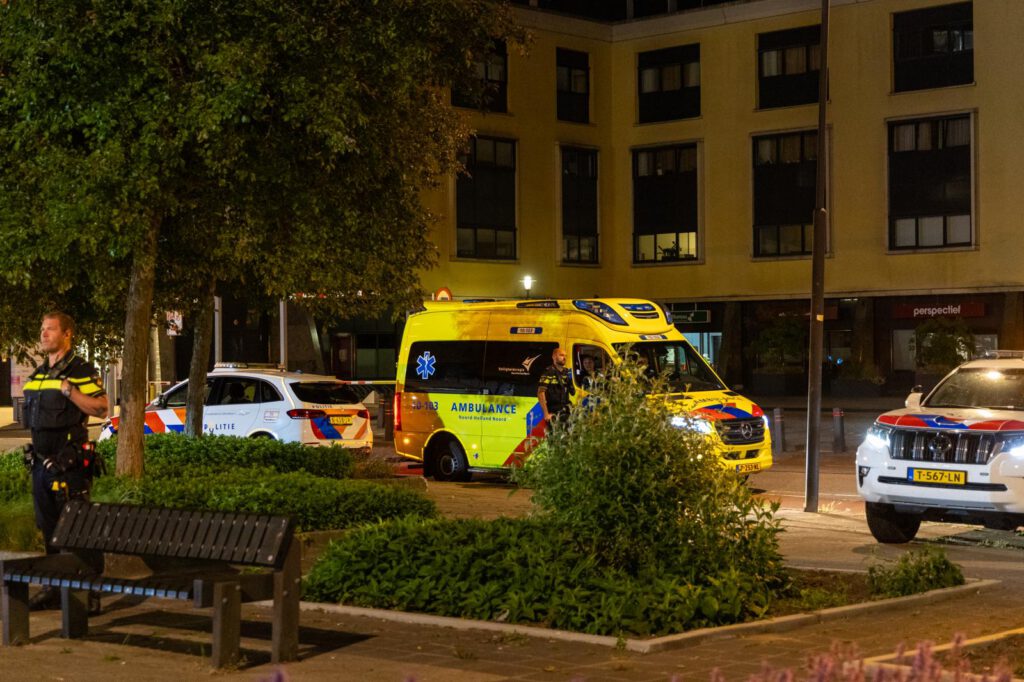 Brand in woning van appartementencomplex in Heerhugowaard, vermoedelijk aangestoken (FOTO'S)
