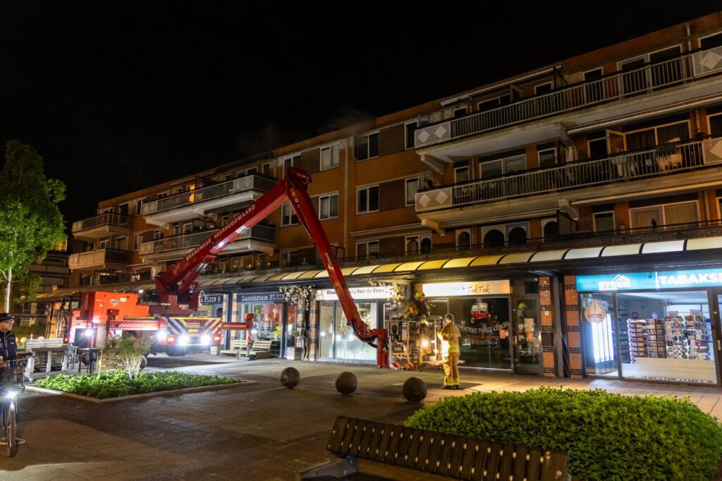 Brand in woning van appartementencomplex in Heerhugowaard, vermoedelijk aangestoken (FOTO'S)