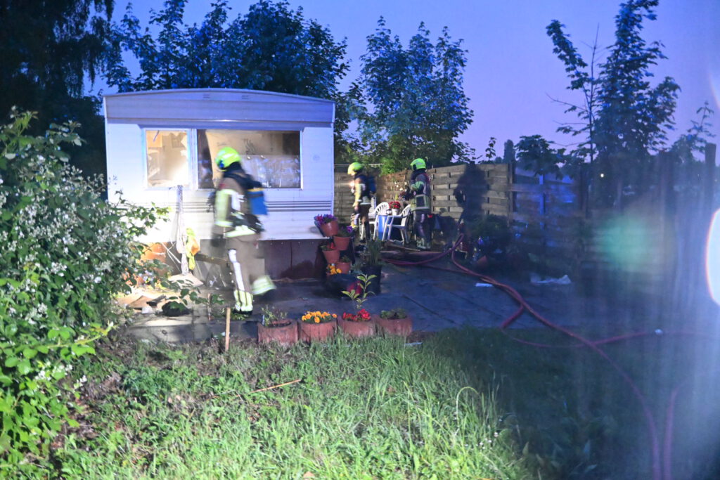Vrouw ligt te slapen in caravan tijdens brand in caravan in Heiloo [FOTO'S]