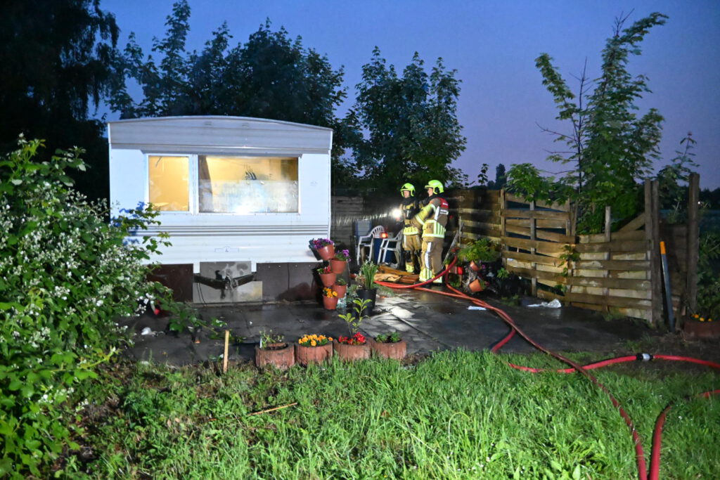 Vrouw ligt te slapen in caravan tijdens brand in caravan in Heiloo [FOTO'S]