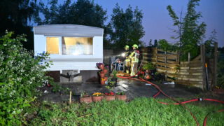 Vrouw ligt te slapen in caravan tijdens brand in caravan in Heiloo [FOTO'S]