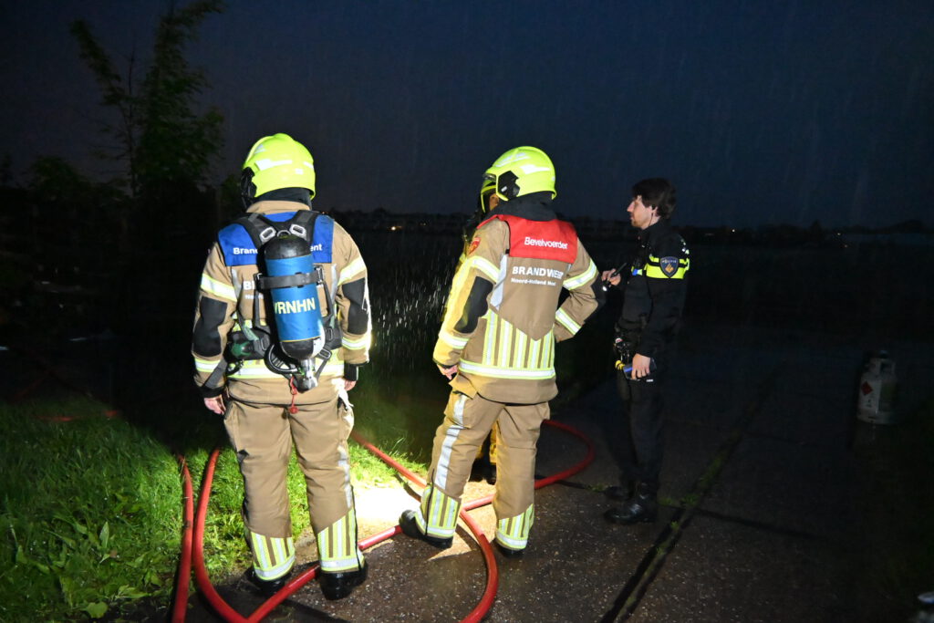 Vrouw ligt te slapen in caravan tijdens brand in caravan in Heiloo [FOTO'S]