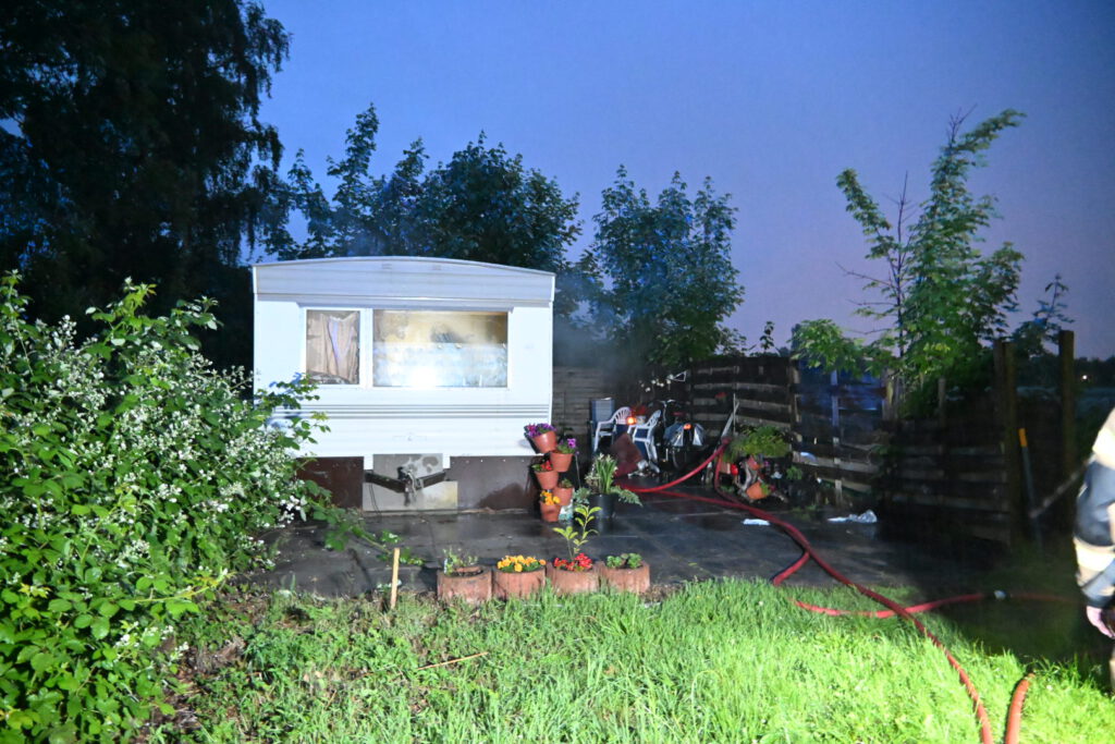 Vrouw ligt te slapen in caravan tijdens brand in caravan in Heiloo [FOTO'S]