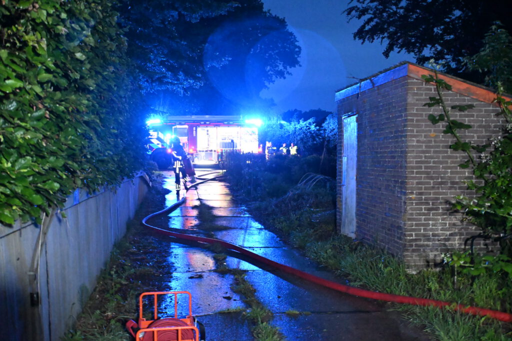 Vrouw ligt te slapen in caravan tijdens brand in caravan in Heiloo [FOTO'S]