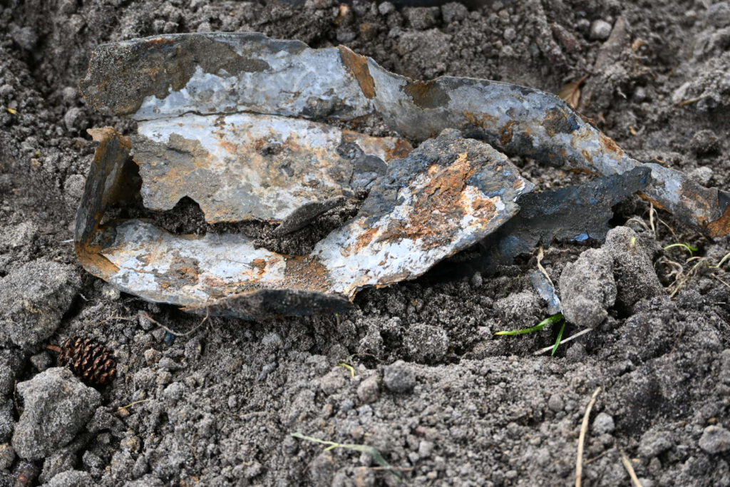 OPMERKELIJK: Explosief uit 17de eeuw aangetroffen in achtertuin van woonhuis in Heiloo [FOTO'S]