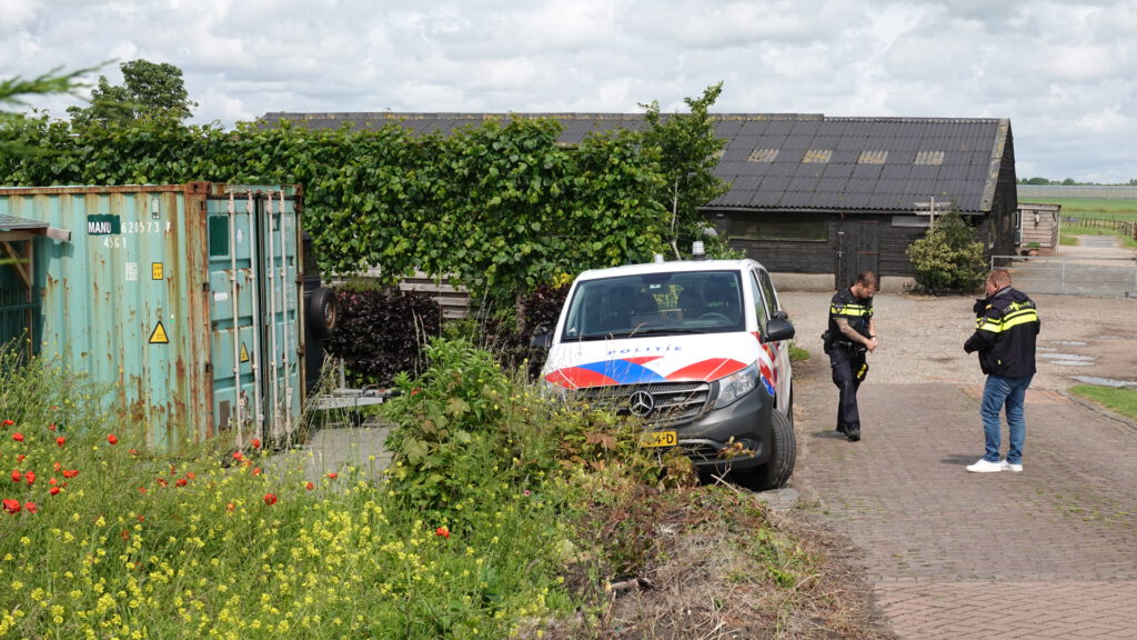 Politie-inval en twee aanhoudingen na tip over gestolen fietsen in Heerhugowaard [FOTO'S]