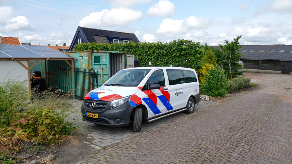 Politie-inval en twee aanhoudingen na tip over gestolen fietsen in Heerhugowaard [FOTO'S]