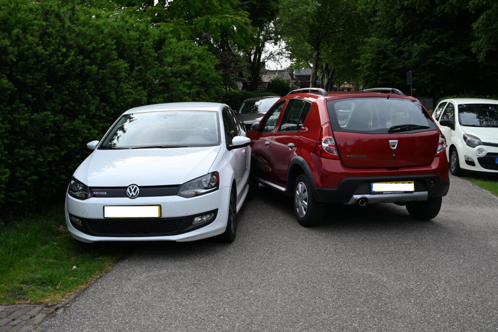 Auto rolt achteruit op heuvel en rijdt tegen andere auto in Heiloo