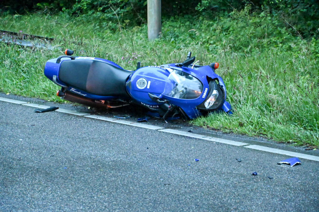 Motorrijder ernstig gewond na ongeval met personenauto op de N9 bij Alkmaar [FOTO'S]