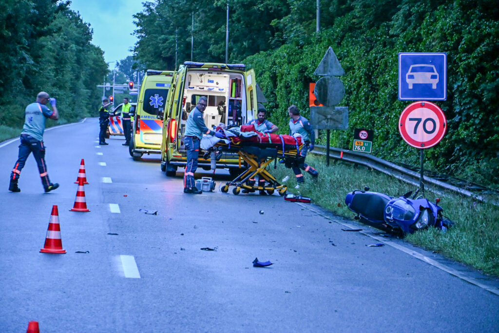 Motorrijder ernstig gewond na ongeval met personenauto op de N9 bij Alkmaar [FOTO'S]