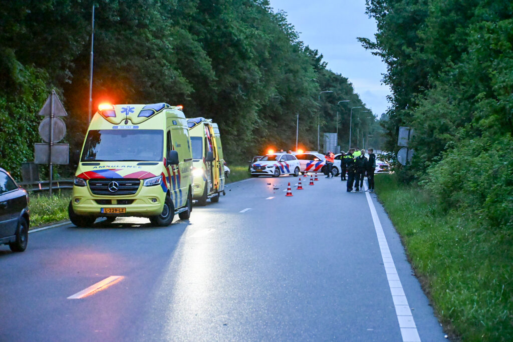 Motorrijder ernstig gewond na ongeval met personenauto op de N9 bij Alkmaar [FOTO'S]