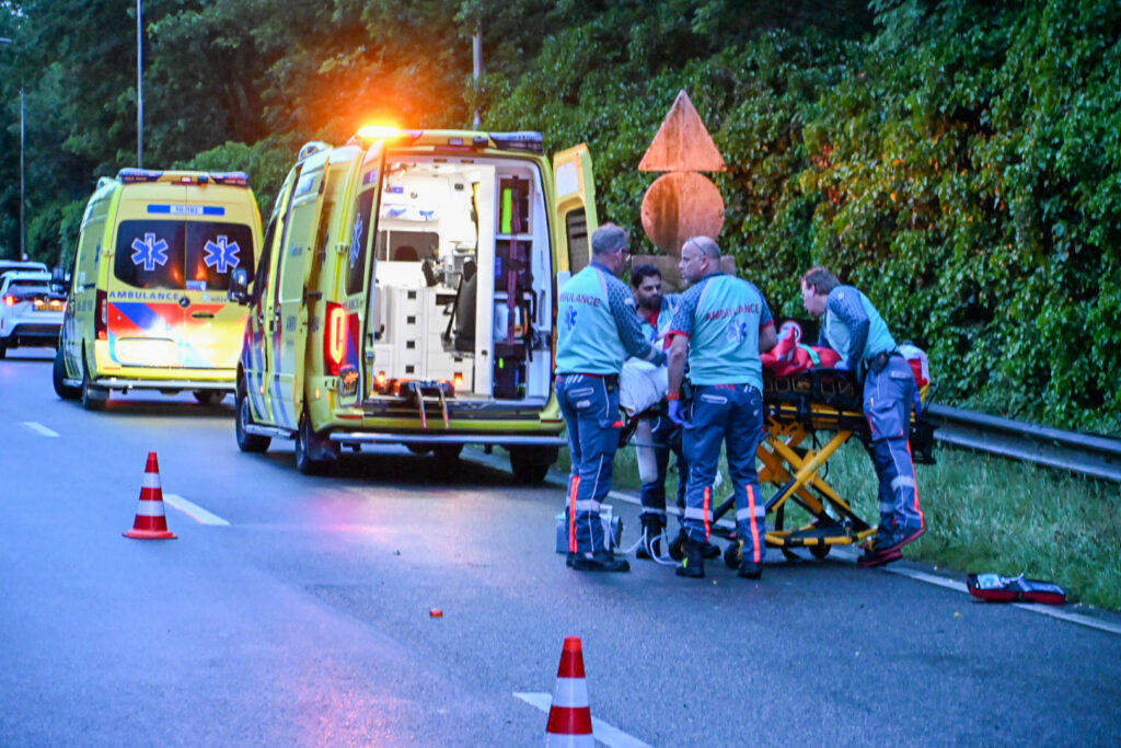 Motorrijder ernstig gewond na ongeval met personenauto op de N9 bij Alkmaar [FOTO'S]