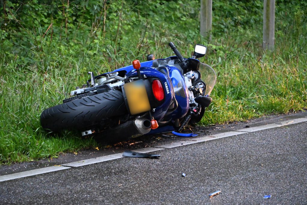 Motorrijder ernstig gewond na ongeval met personenauto op de N9 bij Alkmaar [FOTO'S]