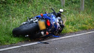 Motorrijder ernstig gewond na ongeval met personenauto op de N9 bij Alkmaar [FOTO'S]
