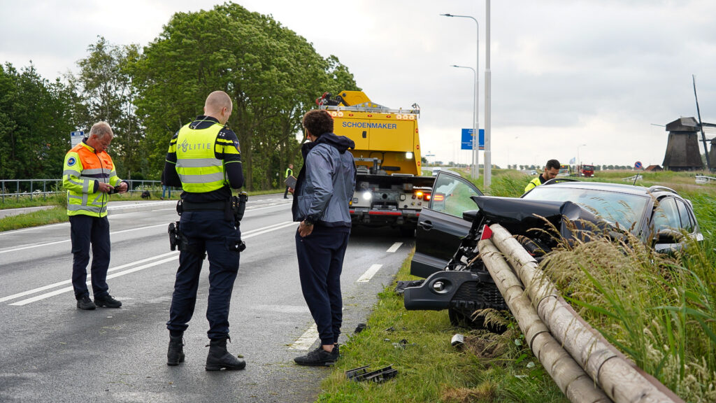 Automobilist botst tegen vangrail na verkeersconflict op N243 [FOTO'S]
