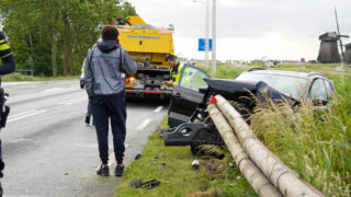 Automobilist botst tegen vangrail na verkeersconflict op N243 [FOTO'S]