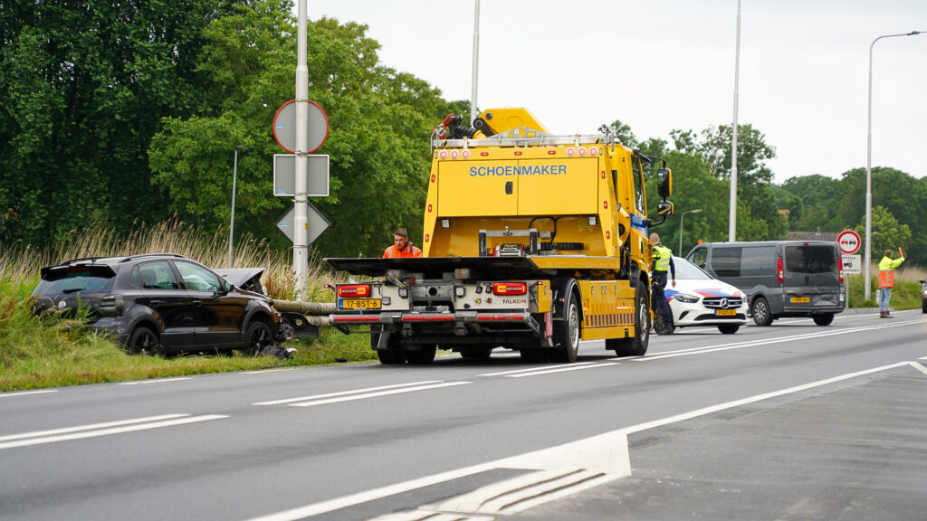 Automobilist botst tegen vangrail na verkeersconflict op N243 [FOTO'S]