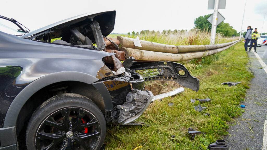 Automobilist botst tegen vangrail na verkeersconflict op N243 [FOTO'S]