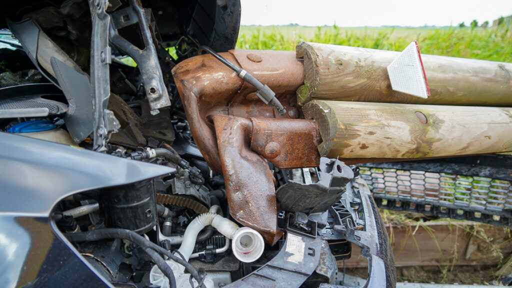 Automobilist botst tegen vangrail na verkeersconflict op N243 [FOTO'S]