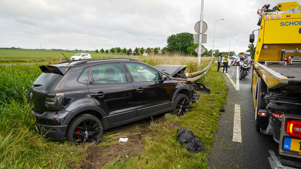 Automobilist botst tegen vangrail na verkeersconflict op N243 [FOTO'S]