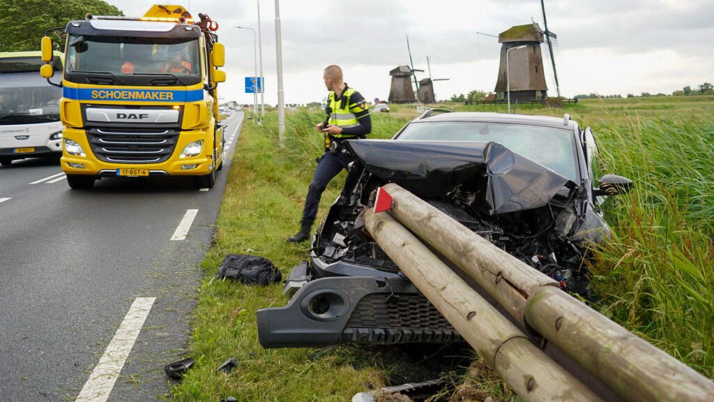 Automobilist botst tegen vangrail na verkeersconflict op N243 [FOTO'S]