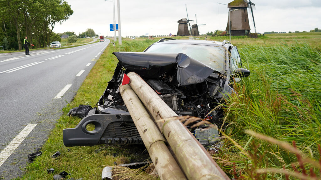 Automobilist botst tegen vangrail na verkeersconflict op N243 [FOTO'S]