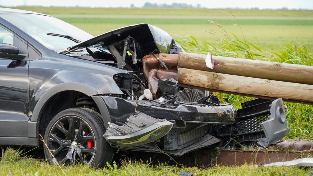 Automobilist botst tegen vangrail na verkeersconflict op N243 [FOTO'S]