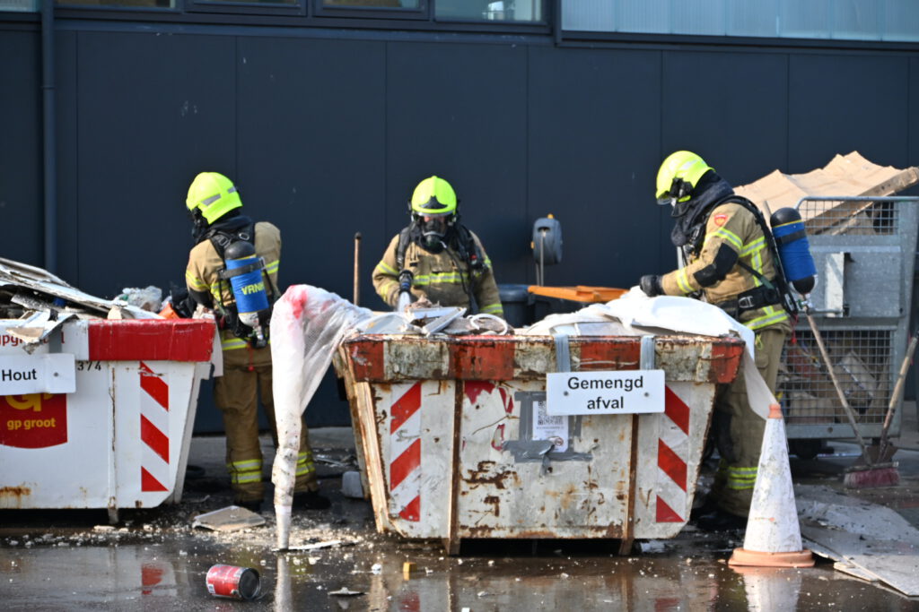 Brandweer moet brand in container blussen in Noord-Scharwoude