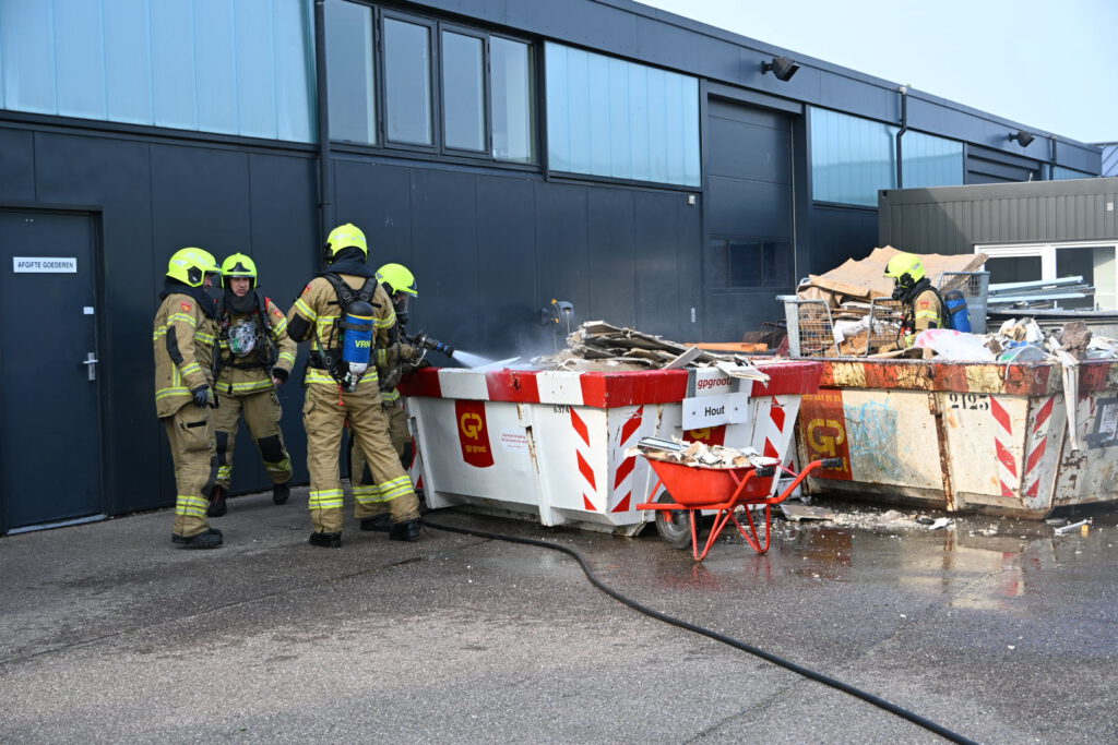 Brandweer moet brand in container blussen in Noord-Scharwoude