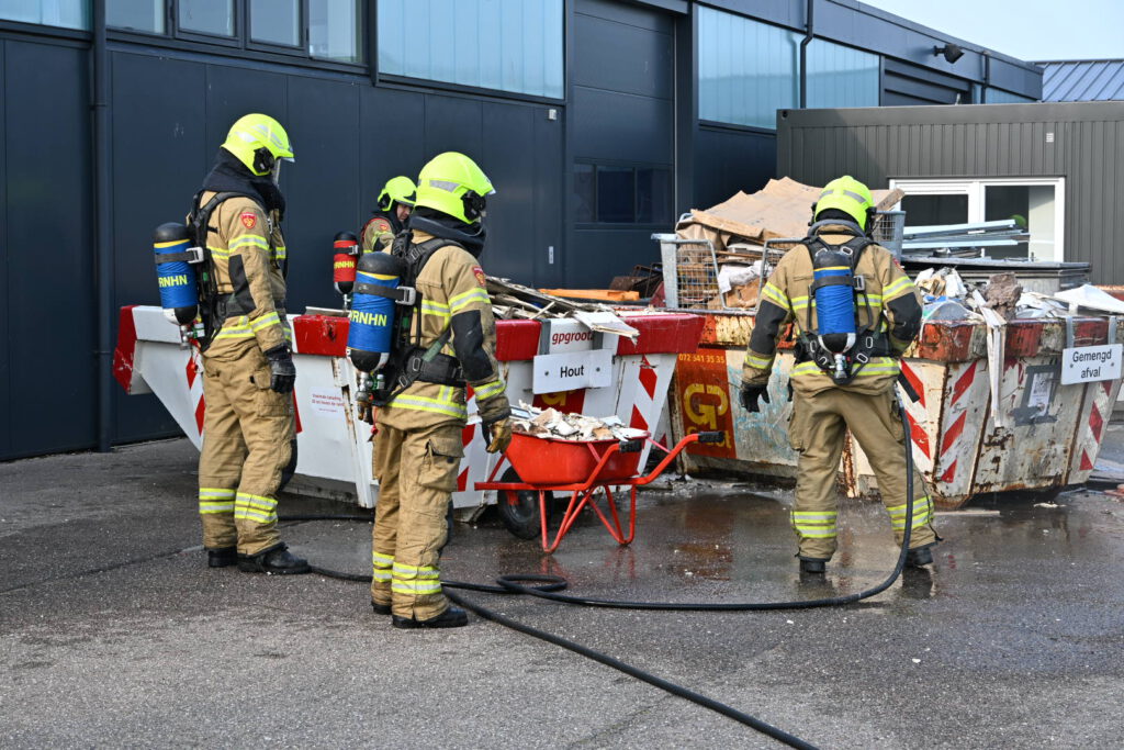 Brandweer moet brand in container blussen in Noord-Scharwoude