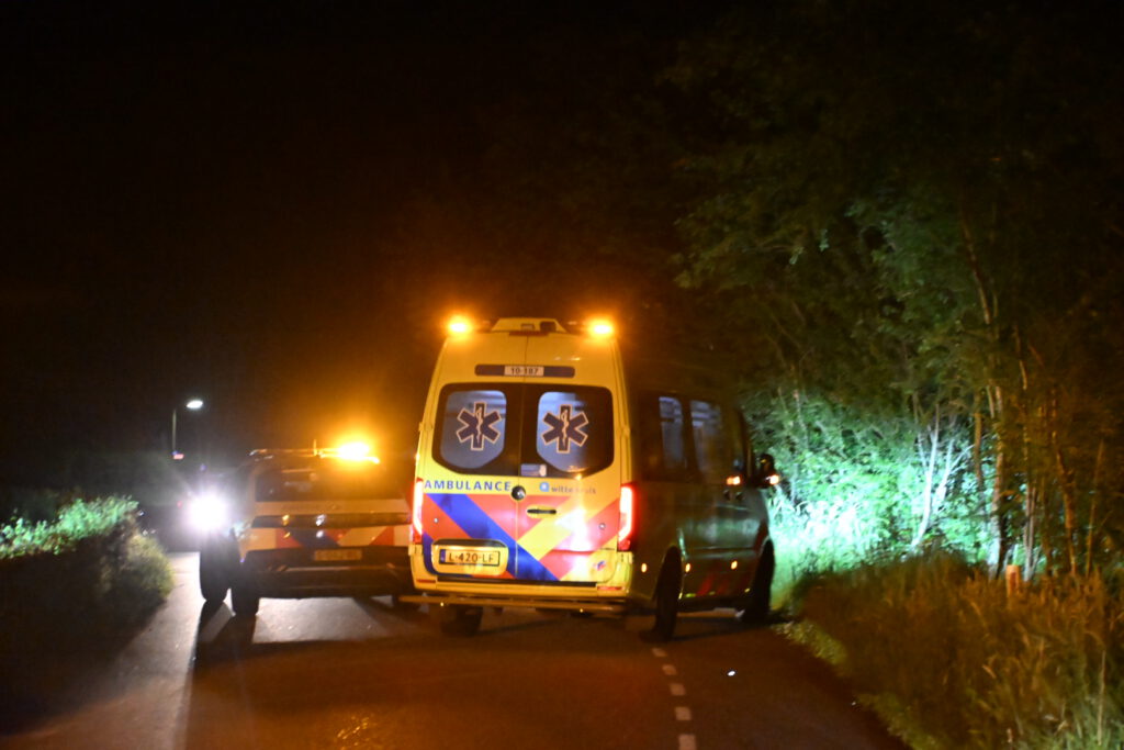 Fietsers komen met elkaar in botsing op de Heereweg in Egmond aan den Hoef