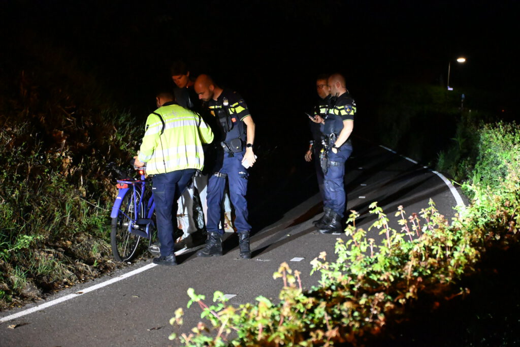 Fietsers komen met elkaar in botsing op de Heereweg in Egmond aan den Hoef