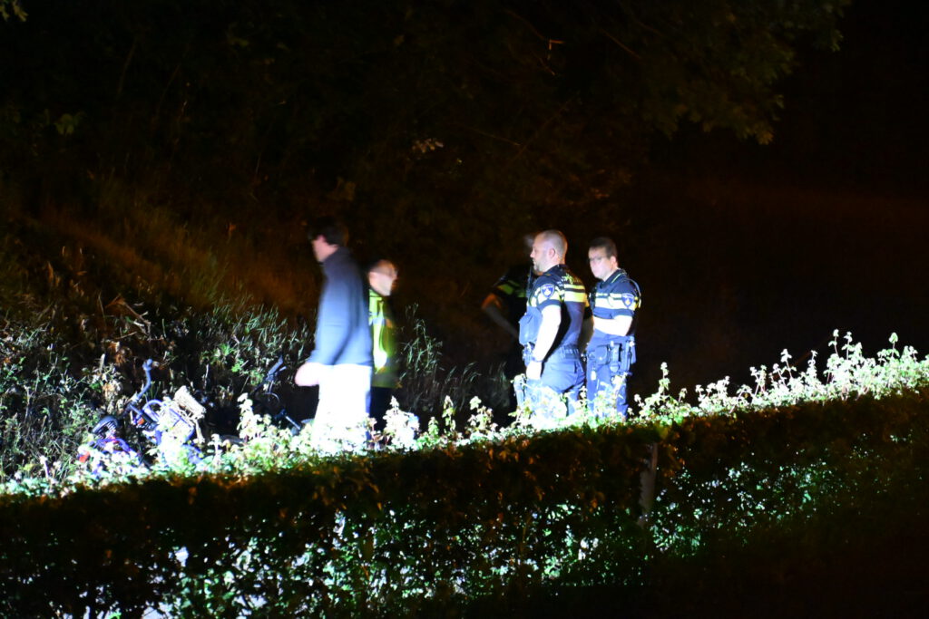 Fietsers komen met elkaar in botsing op de Heereweg in Egmond aan den Hoef