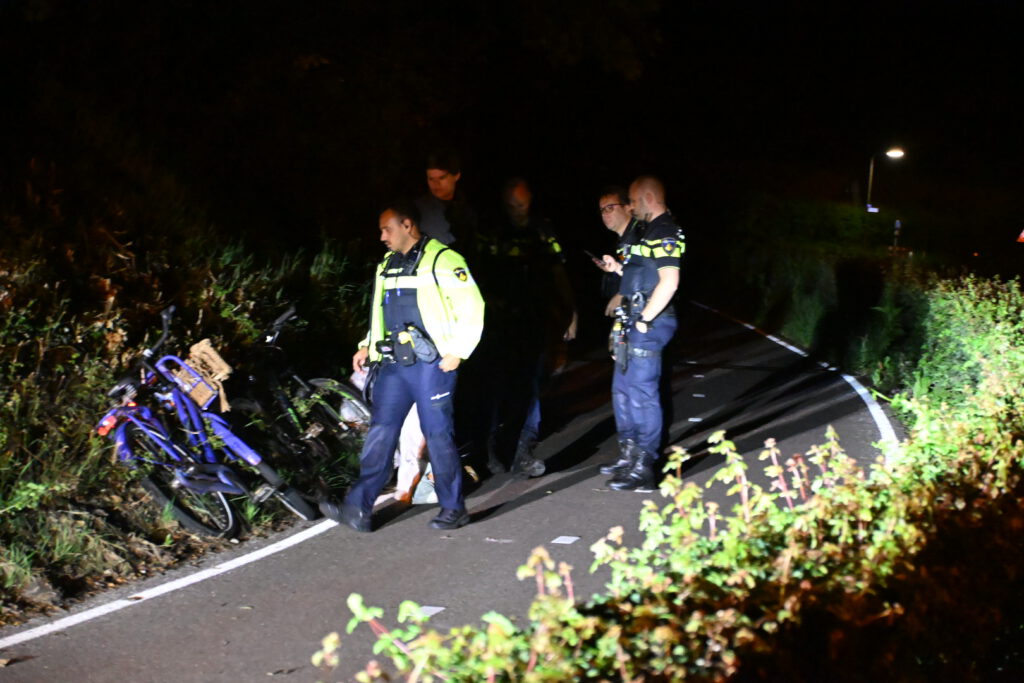 Fietsers komen met elkaar in botsing op de Heereweg in Egmond aan den Hoef