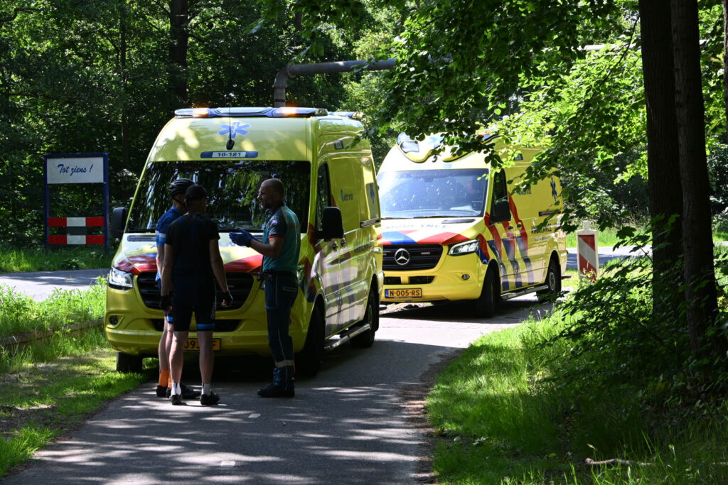 Groepje wielrenners in botsing op de Duinweg in Bergen