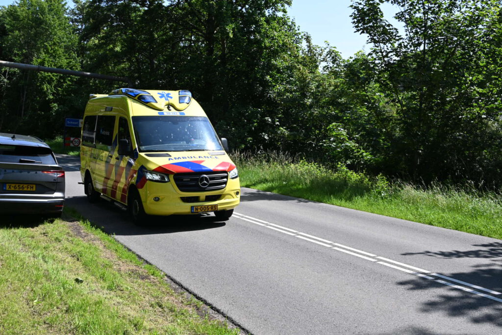 Groepje wielrenners in botsing op de Duinweg in Bergen