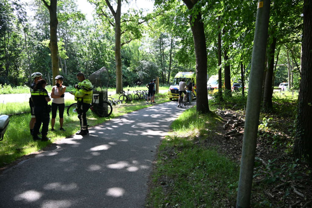 Groepje wielrenners in botsing op de Duinweg in Bergen